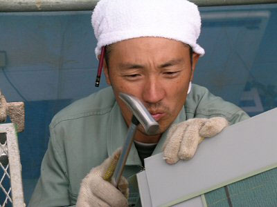 屋根工事 叩く