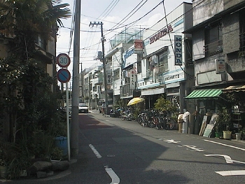 隣接する建物