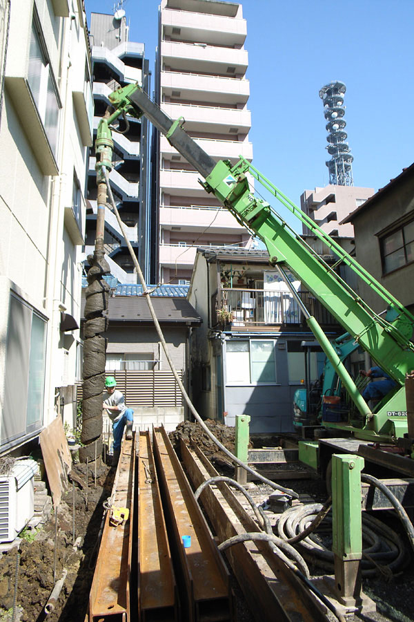 狭小敷地の地下山留め工事